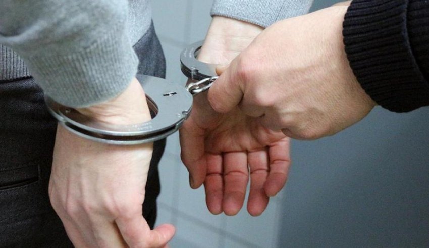 Two Chinese tourist arrested for selling drugs online
