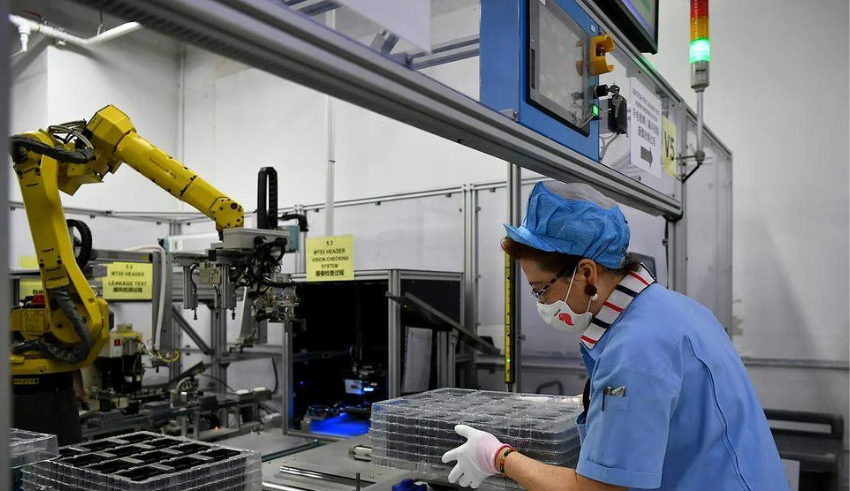 In June, Singapore's manufacturing output slow growth of 2.2%