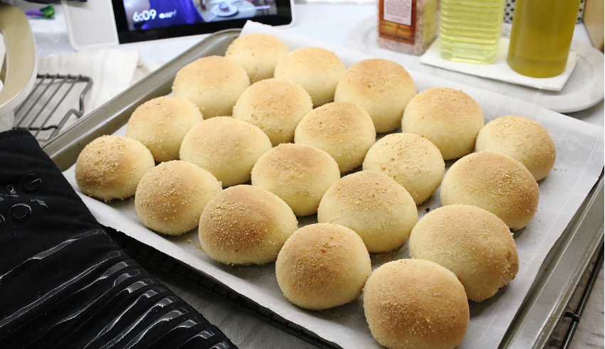 Inflation hits Philippines bakers, shrinking 'poor man's bread'