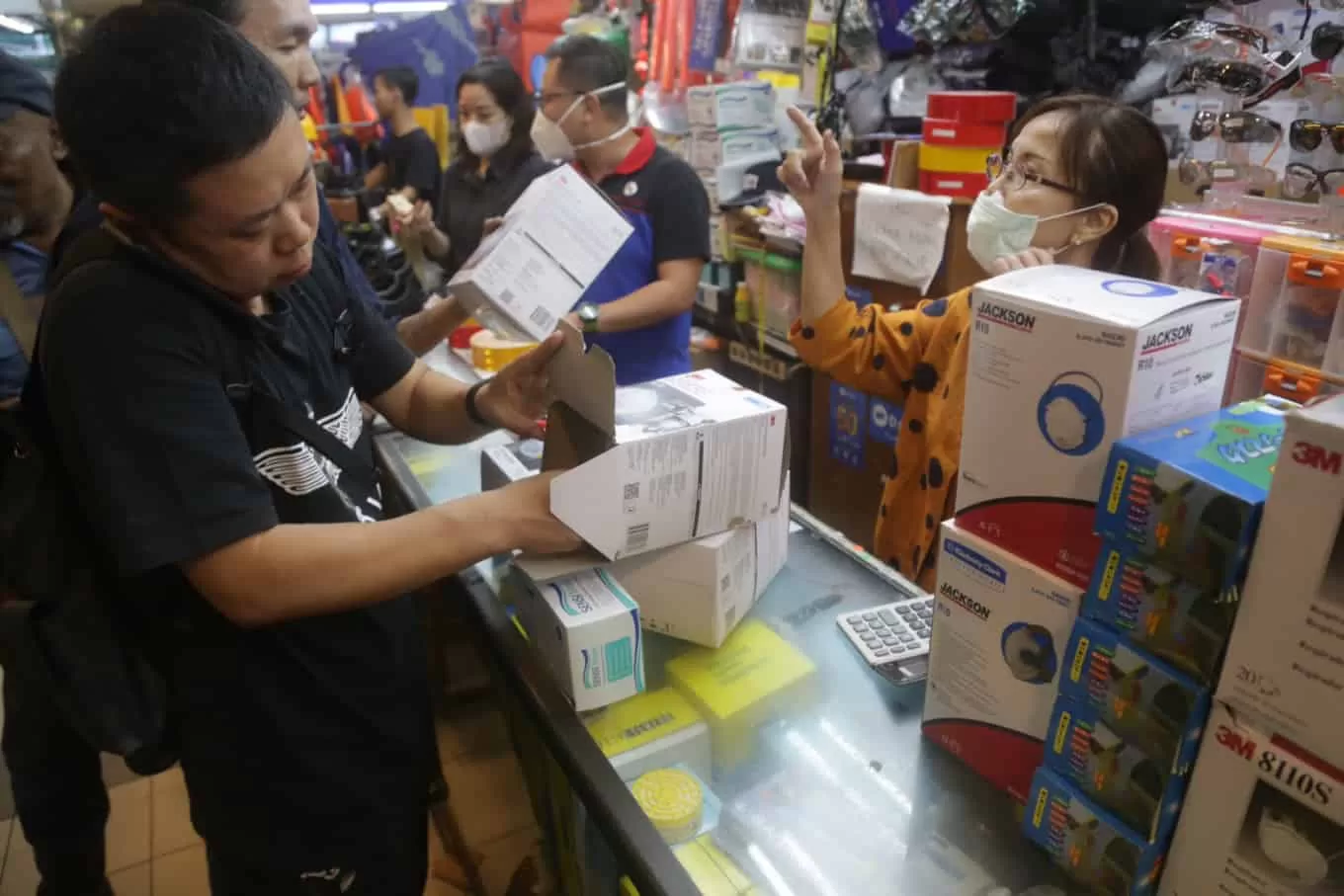 Reaction to Coronavirus, N95 Masks Run Out at Jakarta markets