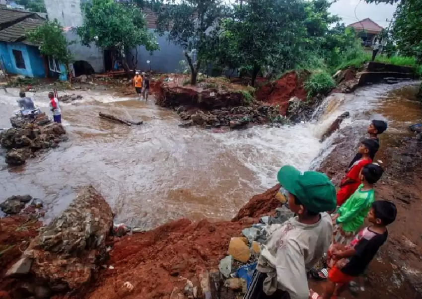 Intense Rain, thousands of homes getting flooded across West Java leaves