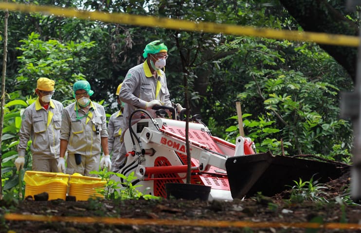 Decontamination operation Removes Radioactive Soil at Batan Indah housing complex Tangerang