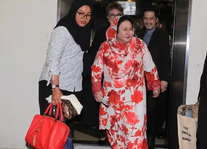 Court grants prosecution’s request for Najib, Rosmah to examine seized handbags, watches