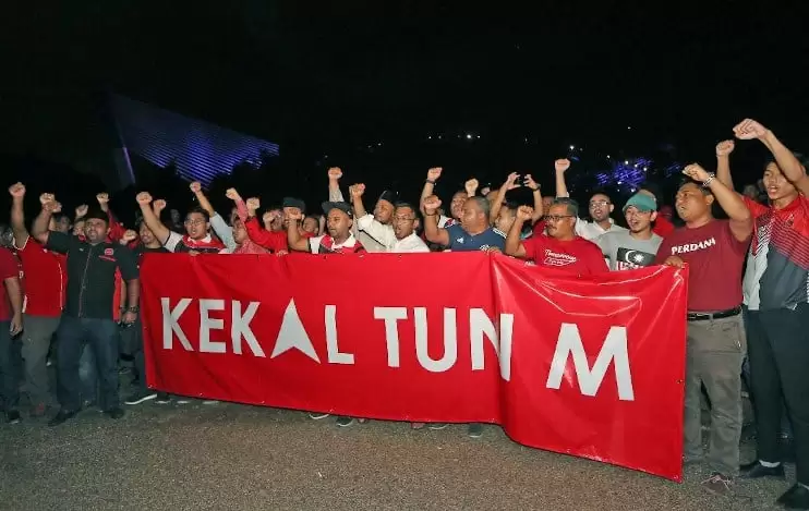 A group of Bersatu Youth gathers to support PM Mahathir’s possible power transition meet