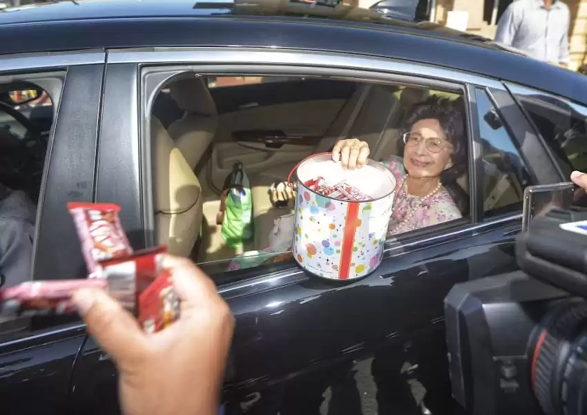 Siti Hasmah treats journalist with chocolates