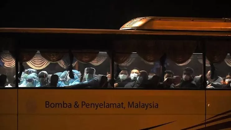 Malaysians evacuated from Wuhan arrive at KLIA