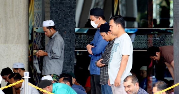Coronavirus: Malaysia orders Muslims to perform special prayers