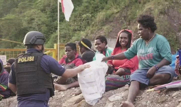 Terror from the rebels, the police evacuate 800 villagers to Timika City