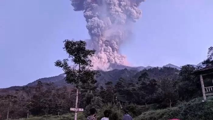 Again Mount Merapi erupts with ash rain, local residents continue to activity as usual