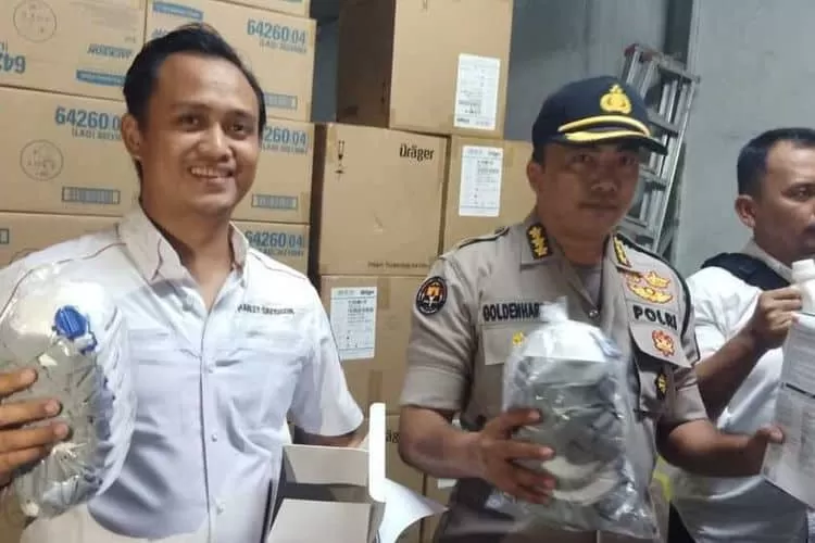 Police raid illegal mask warehouse in Batam, three higher-ups arrested