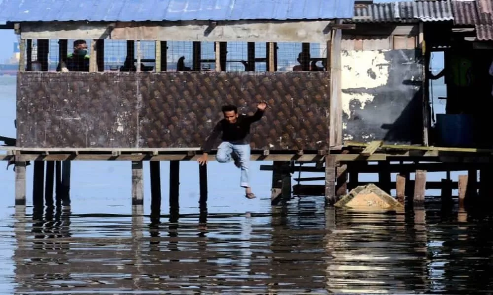 Penang man defies MCO, jumps into sea to avoid arrest