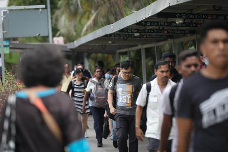 300,000 Malaysian to resume work in Singapore