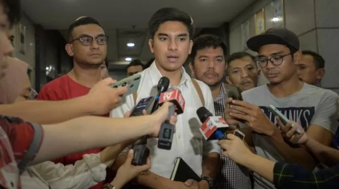 Syed Saddiq wishes ex-special officer the best, but would still support Dr. M over Muhyiddin