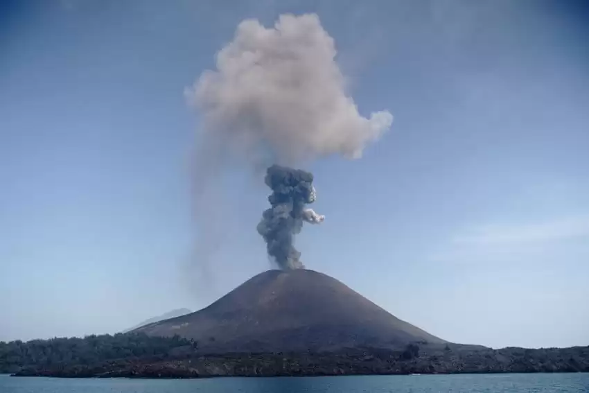 2 volcanoes erupt on Friday, some people say hear a loud rumble