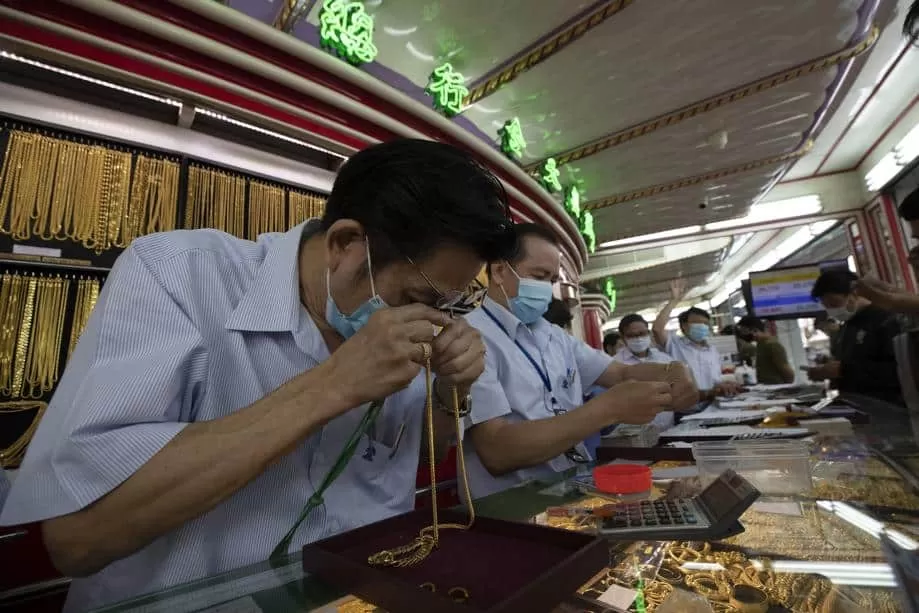 Cashflow stuck said Gold Sellers due to high supply of Thais who want to turn gold to cash