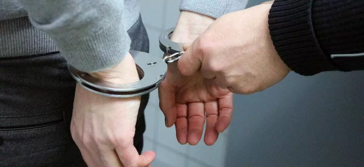 Tourists from China arrested importing drugs for online selling