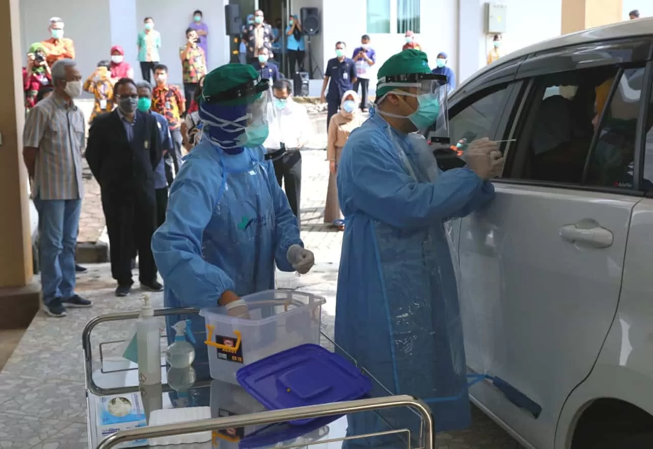 Medical workers took samples in the Covid19 test drive