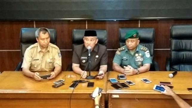 Depok Mayor Mohammad Idris in Press Conference