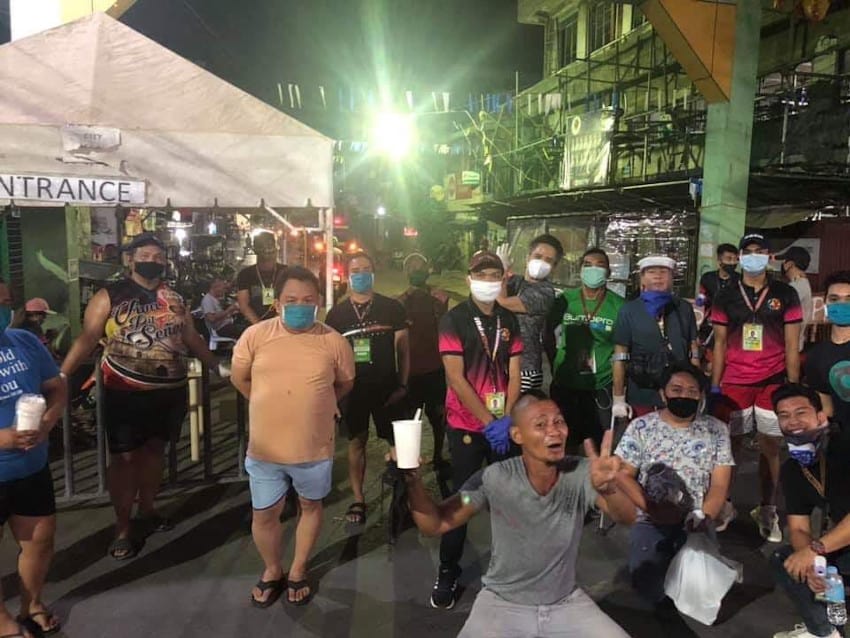 Teachers in Cebu, feeds homeless and less priviledges