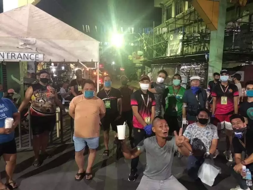 Teachers in Cebu, feeds homeless and less priviledges