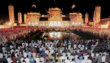 Indoesian people doing namaz during Ramadhan