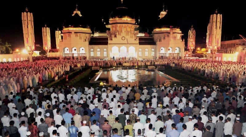 Indoesian people doing namaz during Ramadhan