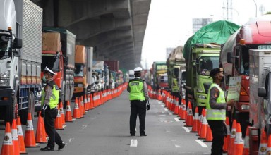 Indonesia police check on vehicle due to mudik ban