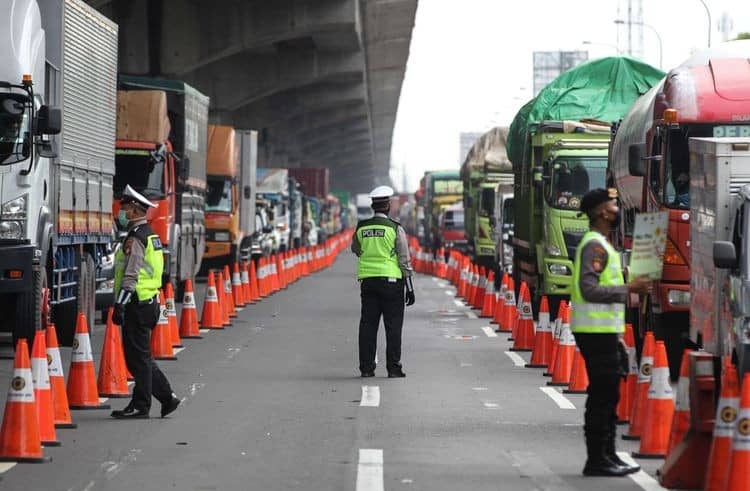 Indonesia police check on vehicle due to mudik ban