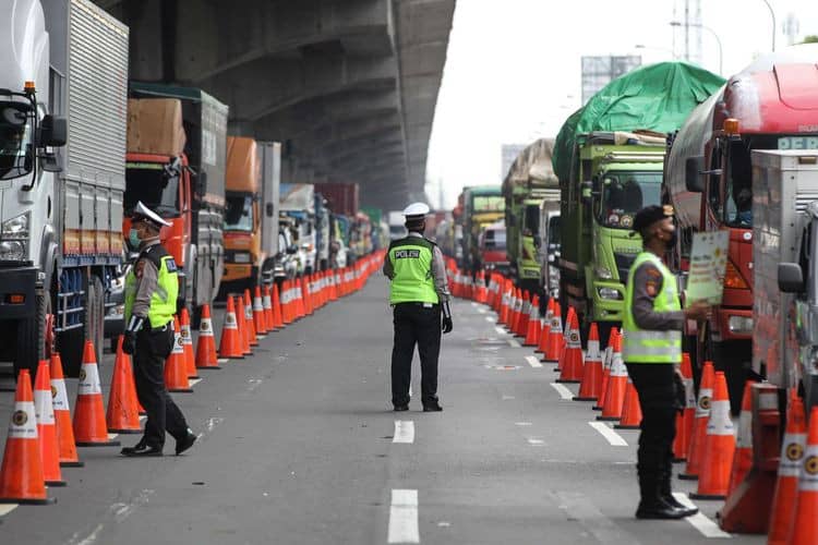 Indonesia police check on vehicle due to mudik ban