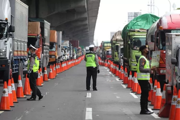Indonesia police check on vehicle due to mudik ban