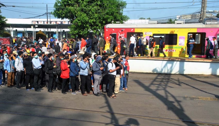 Menko Marves Luhut still allows commuter line to operate during PSBB despite Greater Jakarta's calls