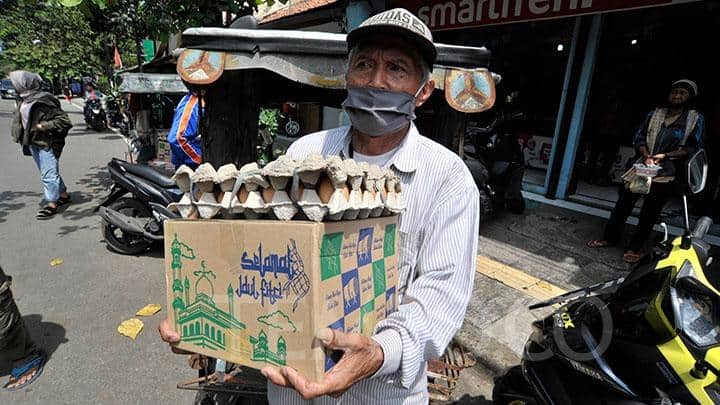 An Old man carrying a groceries or sembako