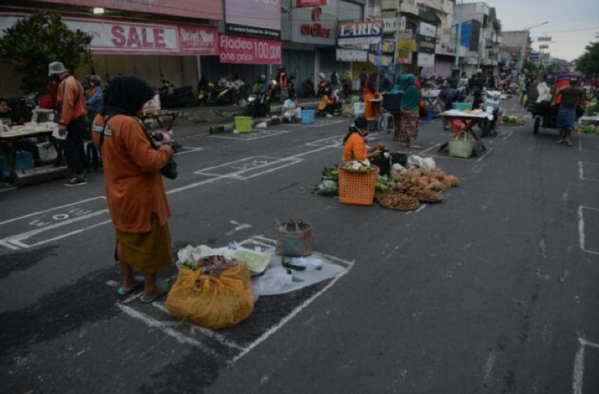 Few Buyers, Trade Minister asks traditional markets to remain open despite pandemic