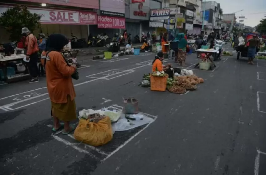Few Buyers, Trade Minister asks traditional markets to remain open despite pandemic