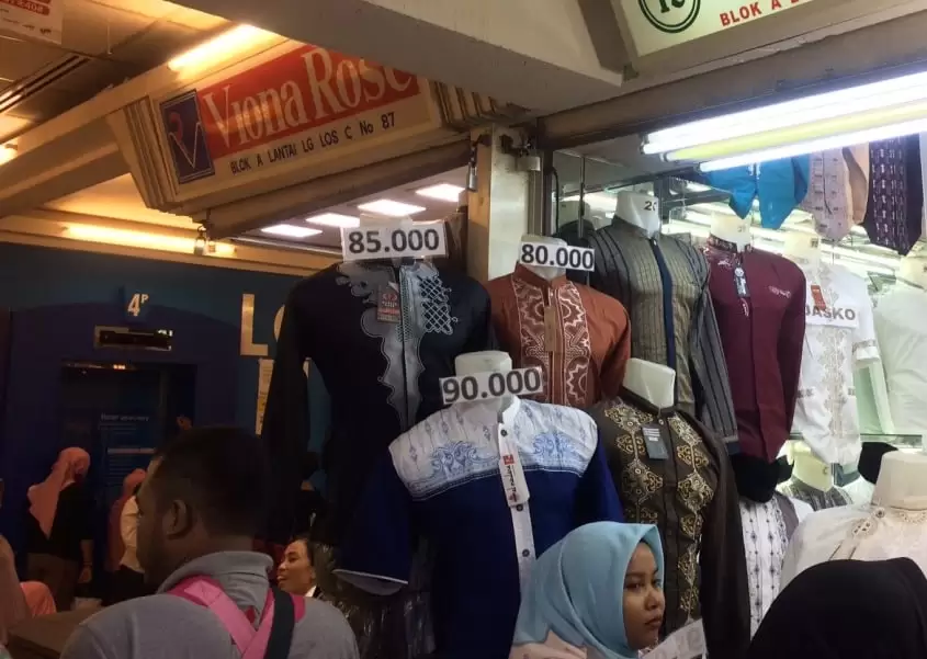 Forgetting for a moment of physical distancing, concert and pre-Eid shopping keep continuing