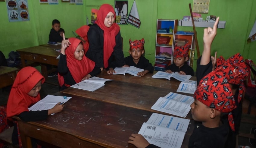 Indonesian teacher taught lessons for students