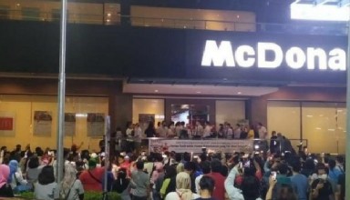 People gathered for McDonald's Sarinah