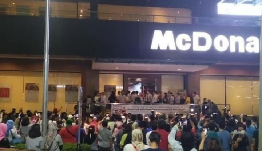 People gathered for McDonald's Sarinah