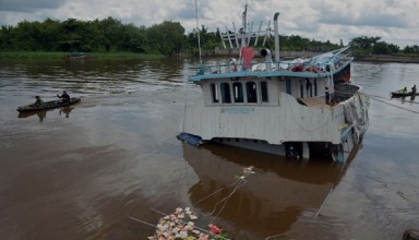 Putra Sejahtera 89 Motorboat which loaded the food in the Siak River