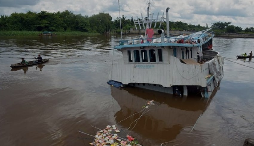 Putra Sejahtera 89 Motorboat which loaded the food in the Siak River