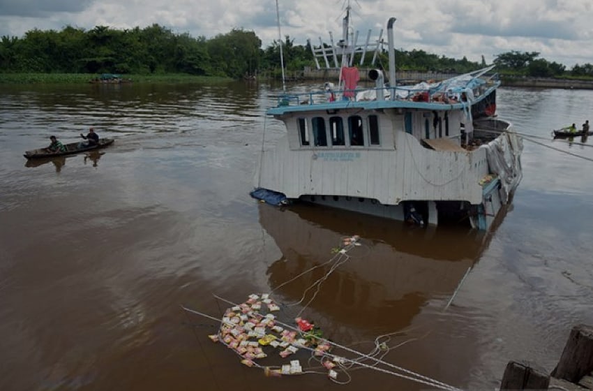 Motorboat carrying staple food sinks in Pekanbaru, estimated loss of Rp 4 billion