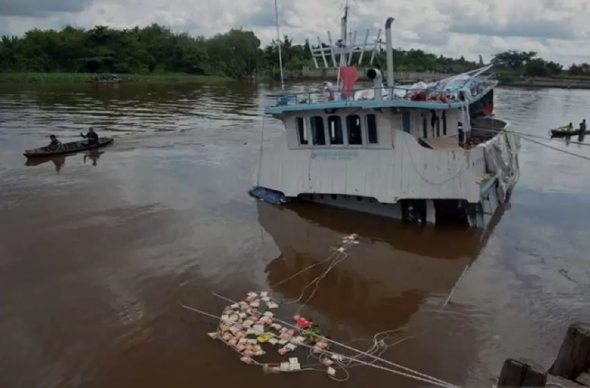 Motorboat carrying staple food sinks in Pekanbaru, estimated loss of Rp 4 billion