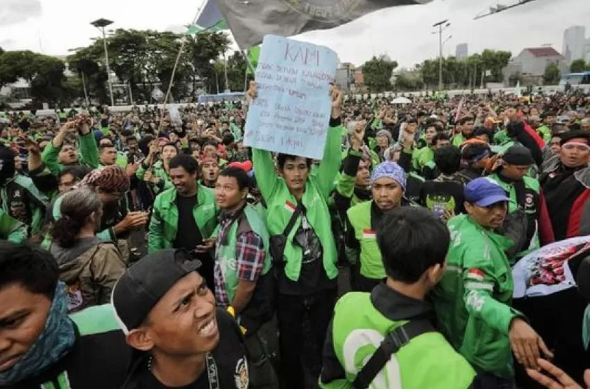 Prohibited to carry passengers when “New Normal”, online motorcycle taxi protest to Minister of Home Affairs