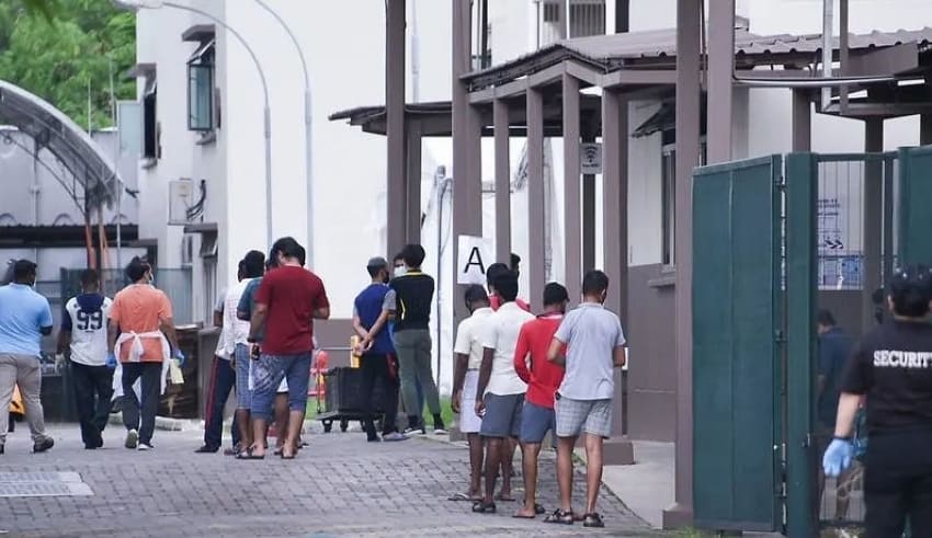 Singapore people roamed without Social Distancing
