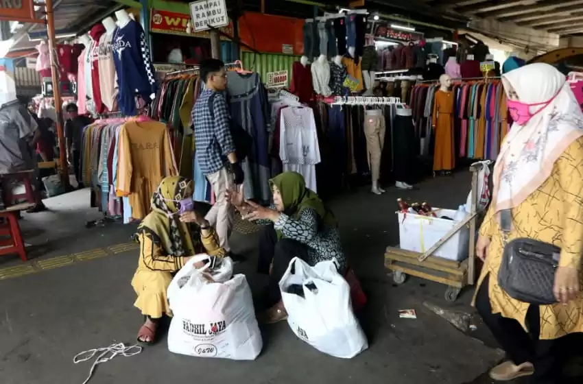 Traders tend their shops on Jl. Jati Baru in Tanah Abang