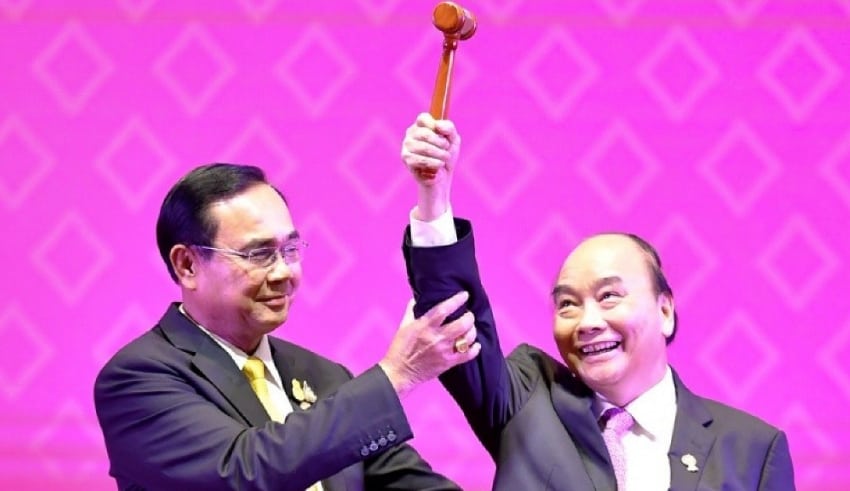 Thai PM hands over the gavel for ASEAN chairmanship to Vietnamese PM