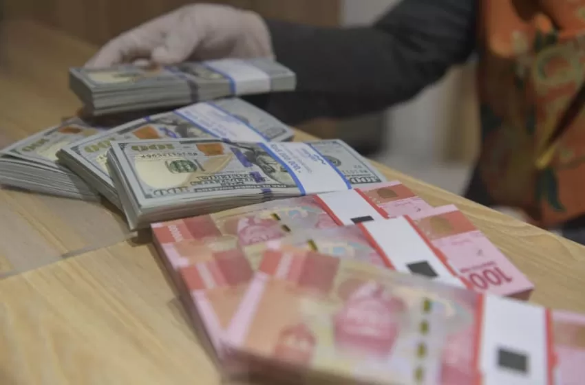 Illustration of rupiah and US dollar banknotes