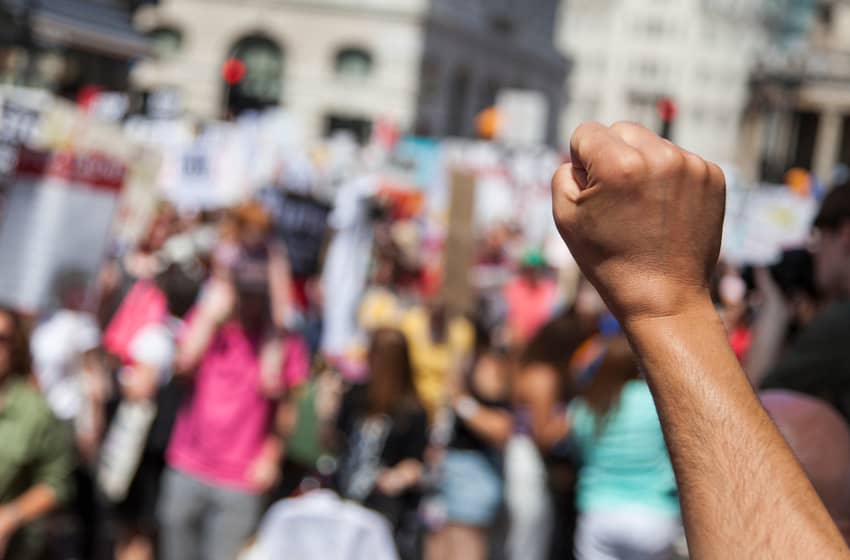 Chaos on demonstration to reject 500 Chinese workers in Kendari, police fire tear gas