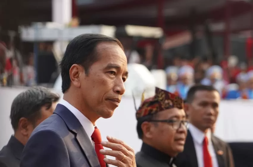 President Jokowi angry at cabinet meeting, threatening to reshuffle ministers