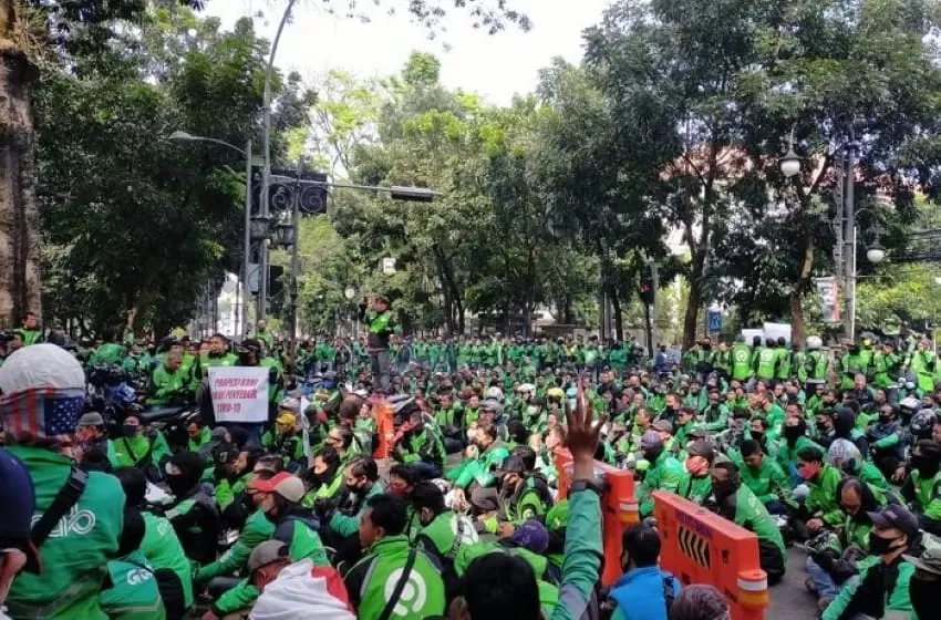 Thousands of motor-taxi drivers protest in Bandung, demand service to carry passengers to be opened immediately